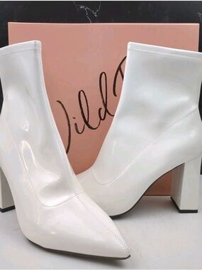 Wild Pair Womens White Iloise Pointed
Toe Block Heel Dress
Booties Size 9.5M